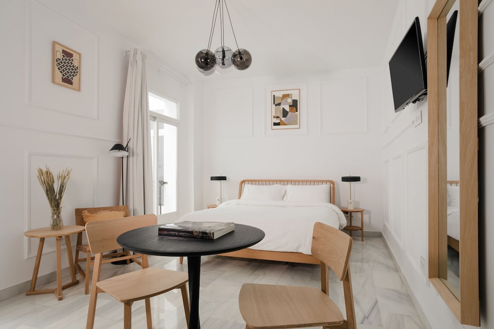 Studio, 1 Queen Bed, Courtyard View