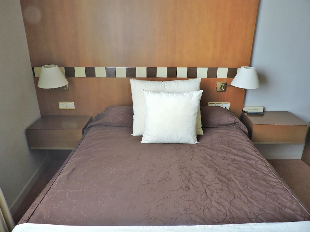 Standard Double or Twin Room - Photo 8