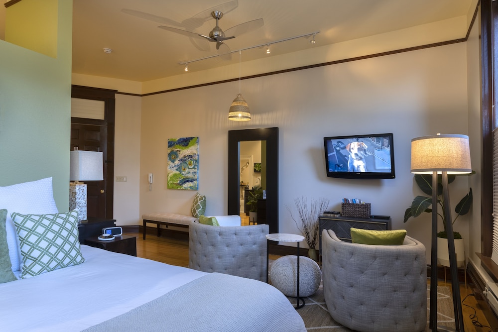 Deluxe Studio Suite, 1 King Bed, Non Smoking (3RD) photo 3