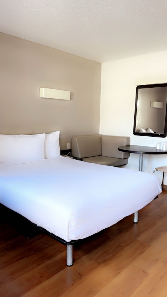 Deluxe Room, 1 Queen Bed, Non Smoking