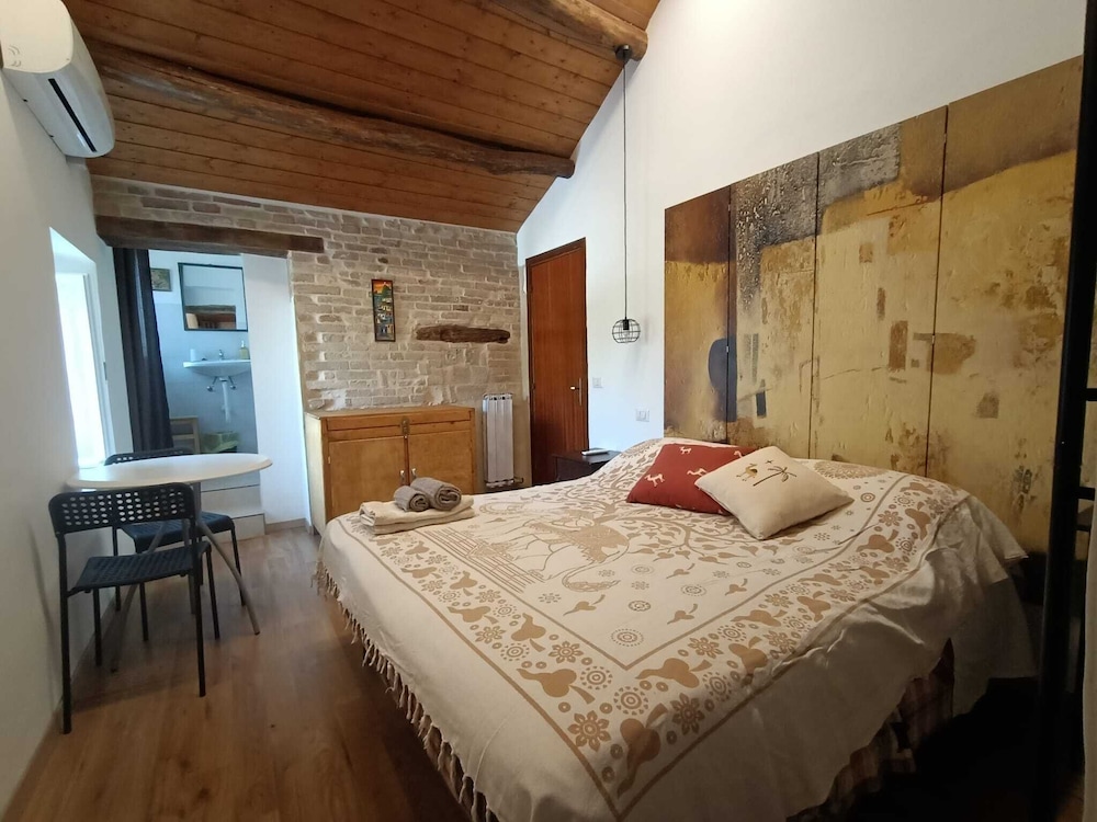 Camera  Etnica