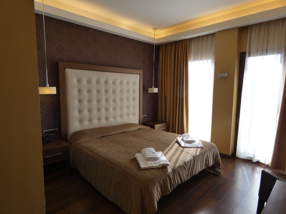 Standard Double or Twin Room - Photo 6