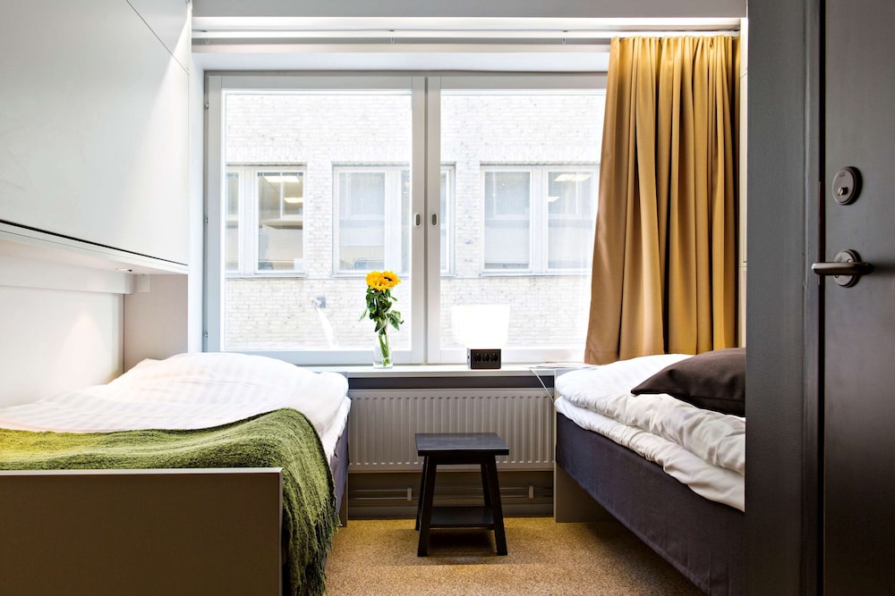 Standard Twin Room (2 single and 2 wallbeds) photo 3