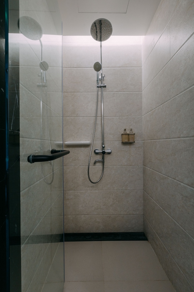 Deluxe Room with Pool View - Photo 5