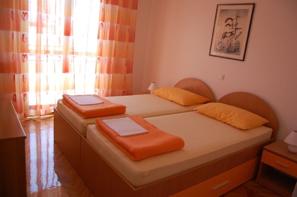 Apartment (Marti - free parking and grill - A1 -)