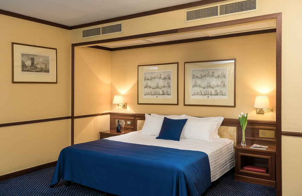 Suite, 1 King Bed thumbnail 5