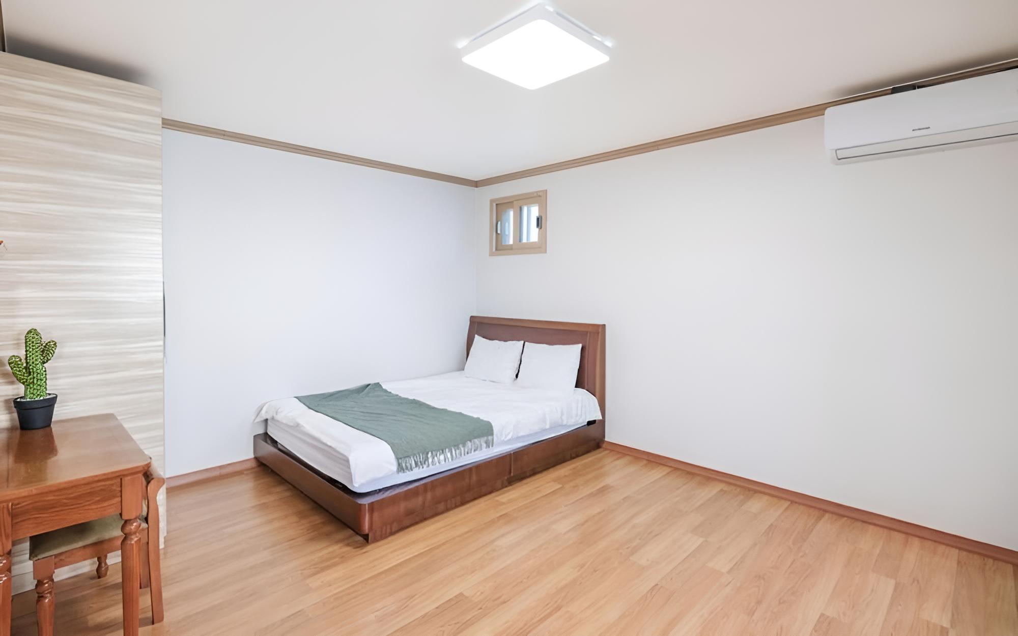 Room (602)