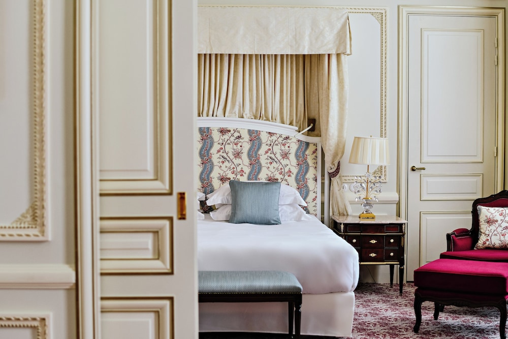 Royal Suite with One King Bed thumbnail 5