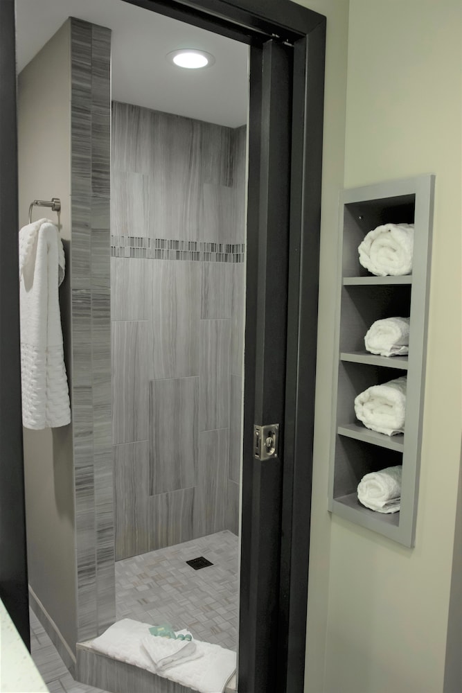 Standard Room, 2 Queen Beds, Non Smoking (Walk-in Shower), photo 6