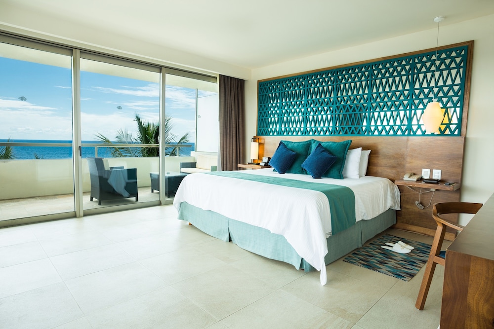 Preferred Club Junior Suite Ocean Front Plunge Pool King