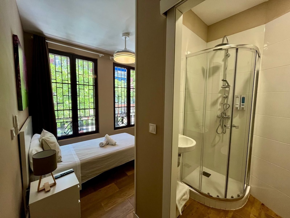 Standard Single Room, Ensuite photo 2