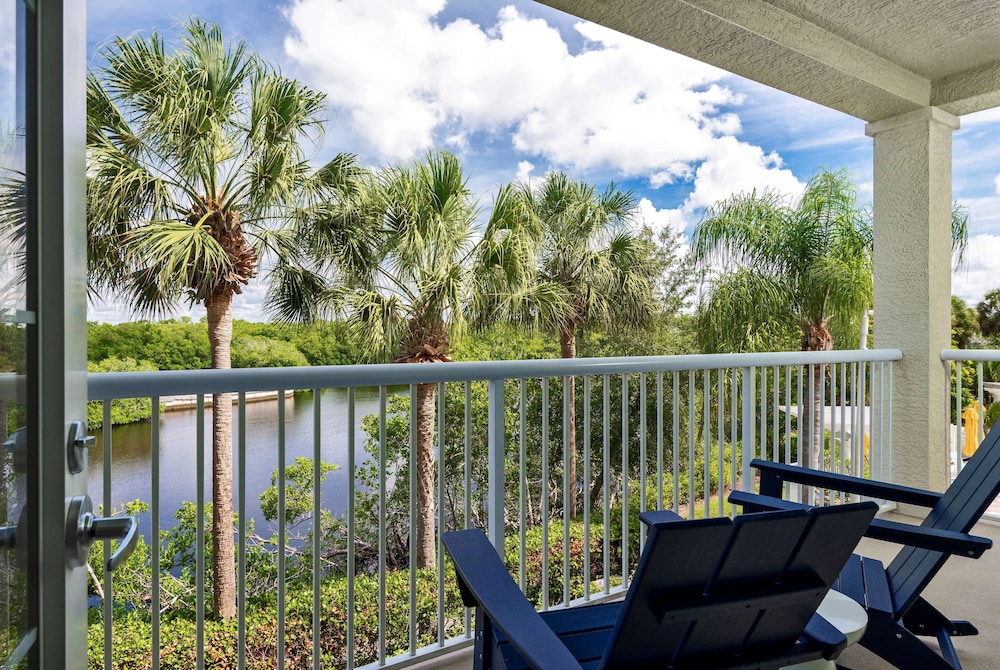 Suite, 1 King Bed, Balcony photo 1