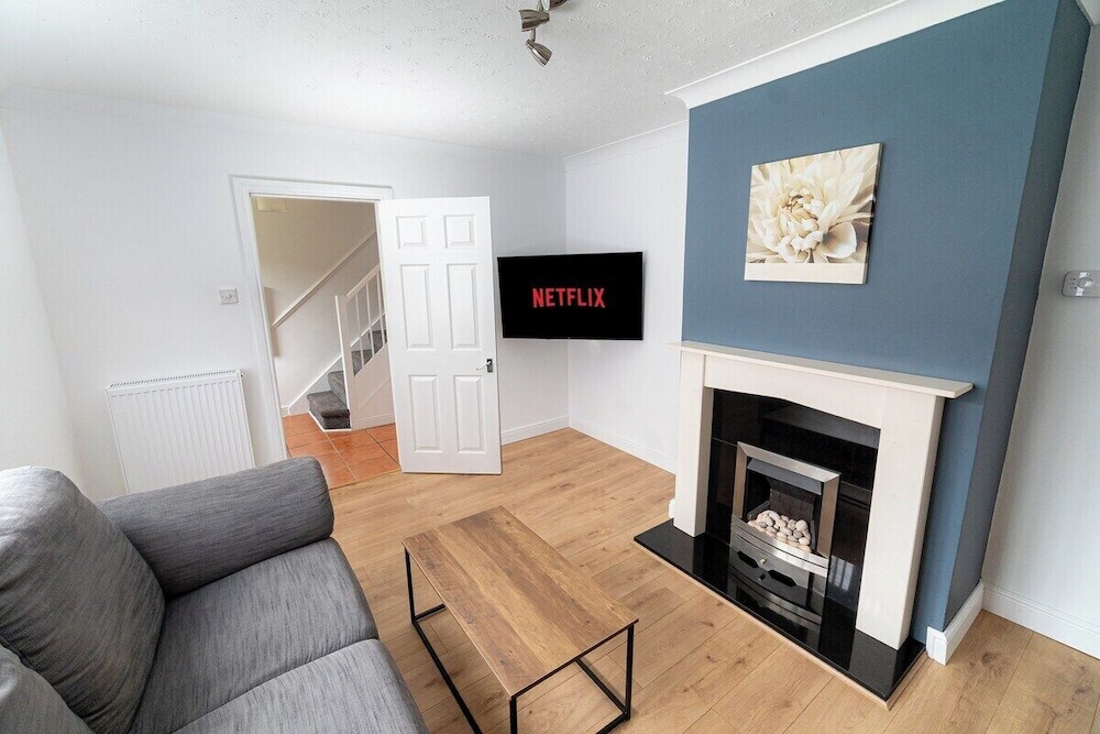 House (Comfortable 3-Bed, 2-Bath Basingstoke) photo 1