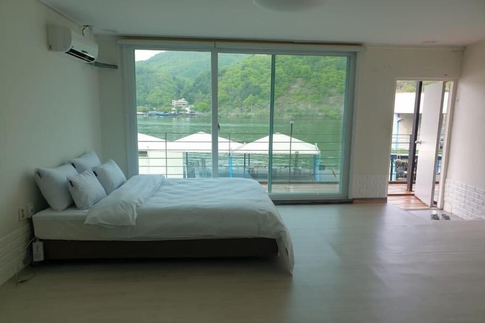 Basic Room, 1 Bedroom (104(Riverview))
