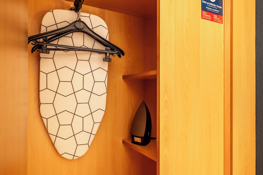 Room - Photo 16