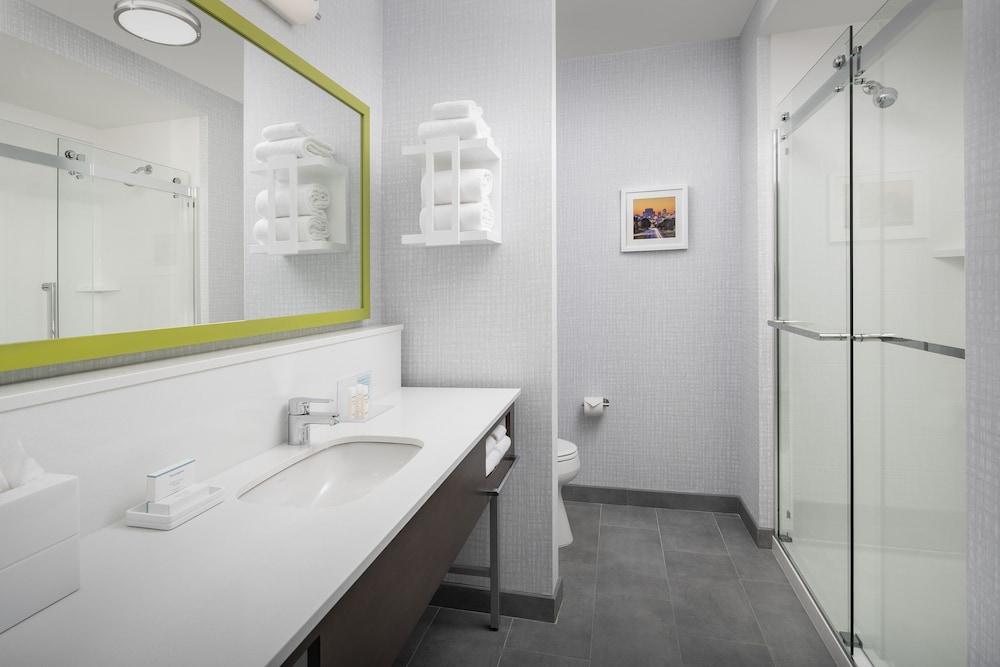 Room, 1 King Bed, Accessible, Non Smoking (Hearing) - Photo 4