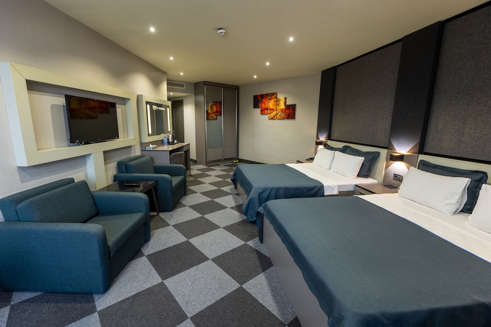 Deluxe Room, Multiple Beds, Non Smoking photo 3