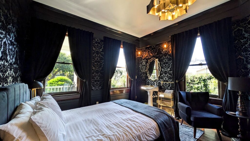 Romantic Room, 1 Queen Bed, Garden View (Not Pet Friendly) photo 3