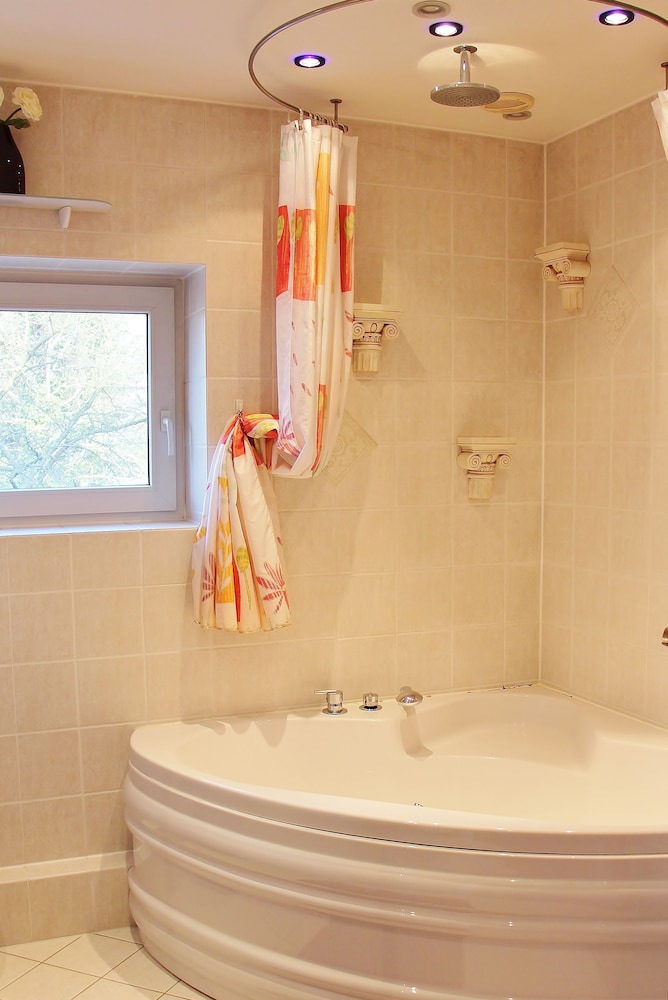 Family Condo, Bathtub photo 2
