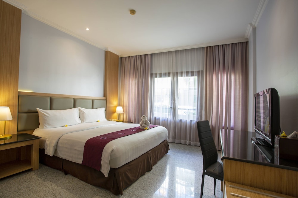 Deluxe Room, Pool View - Photo 6