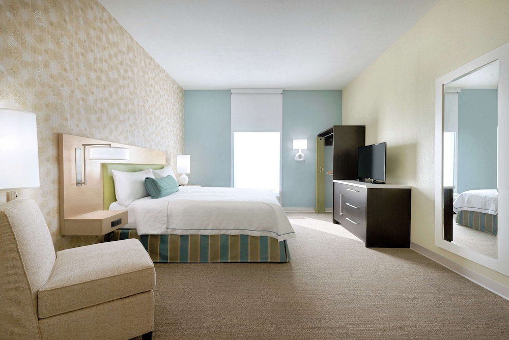 Suite, 1 King Bed, Accessible, Non Smoking (w/ roll-in shower) photo 2