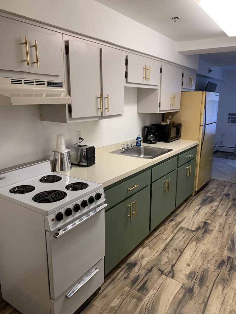 2 Queen Bed with Kitchenette - 2nd Floor photo 2