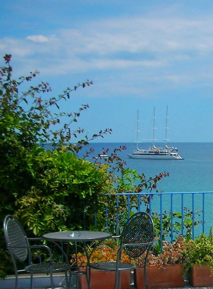 Family Quadruple Room, 1 Bedroom, Balcony, Beachfront - Photo 10
