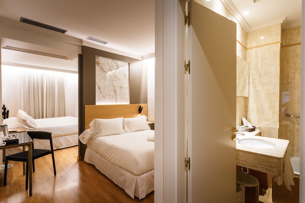 Quadruple Room (2 adults and 2 children) - Photo 10