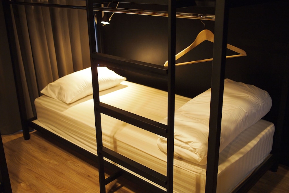 WB: Bed in 6-Bed Mixed Dormitory Room with Shared Bathroom photo 1