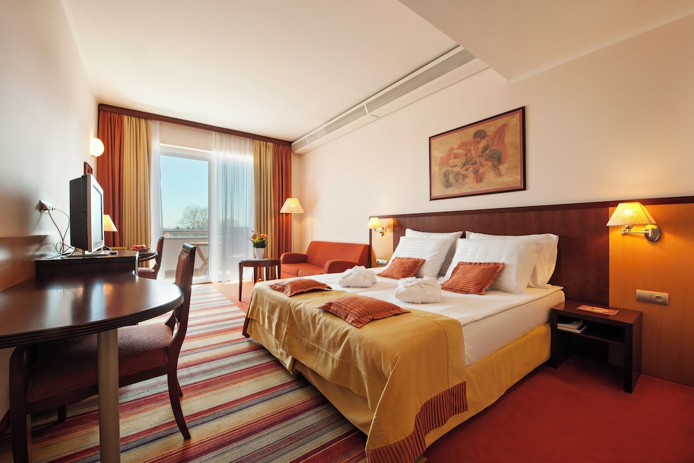 Comfort Room, Balcony
