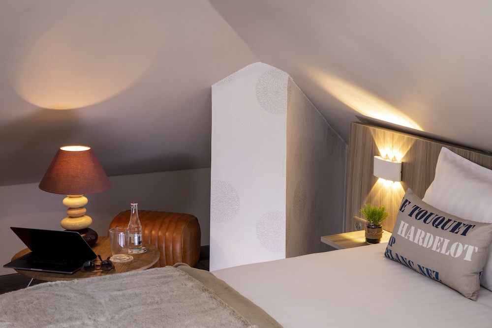 Small Attic Room - Photo 2