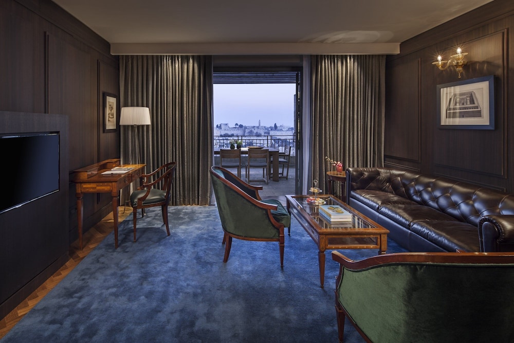 Executive Suite with a terrace and Old City view.