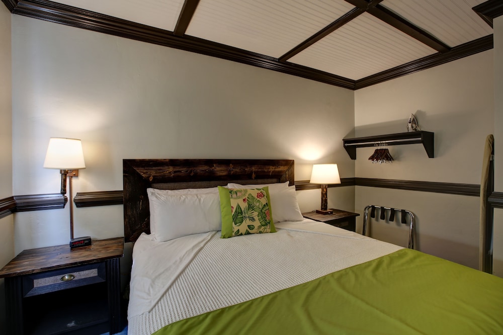 Parlor Suite King Bed - Photo 8