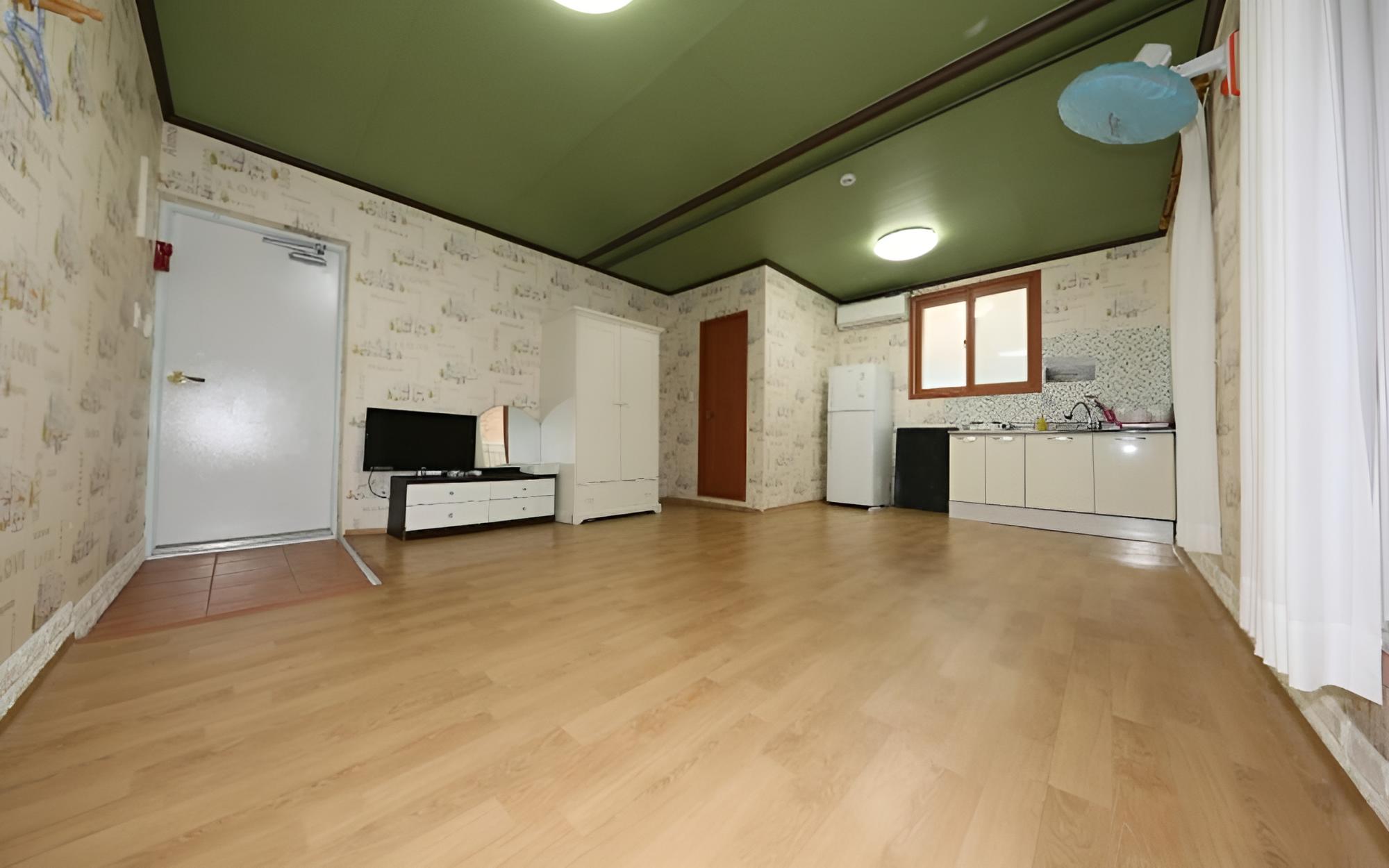 Room (Room 102)