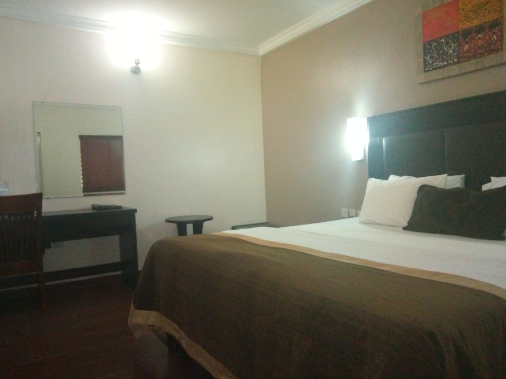 Executive Suite, 1 Queen Bed, Non Smoking, Pool View photo 1