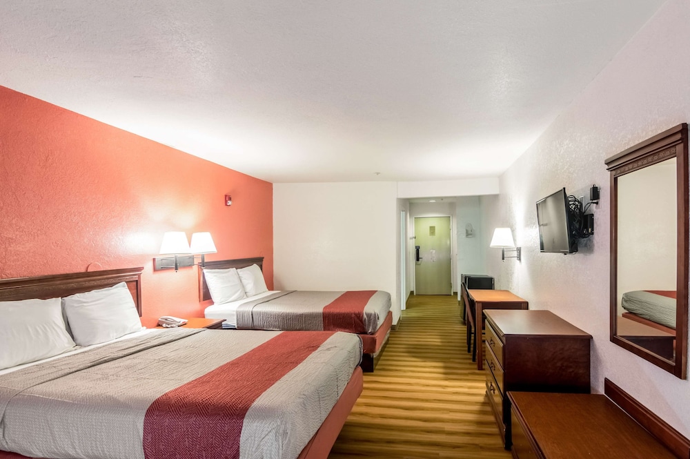 Standard Room, 2 Queen Beds, Smoking - Photo 5