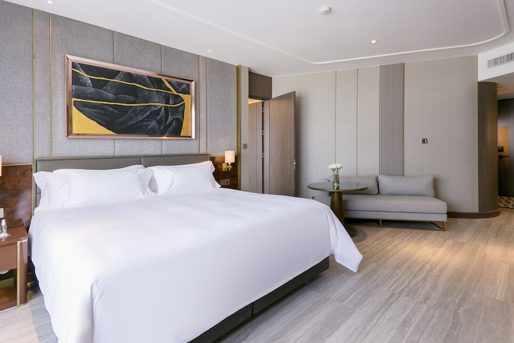 Deluxe Room, 1 King Bed (Club) photo 2