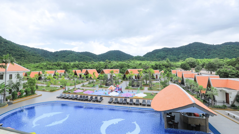 Deluxe Double with Pool & Mountain View photo 2