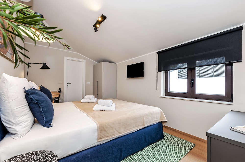 Deluxe Room, Balcony - Photo 5