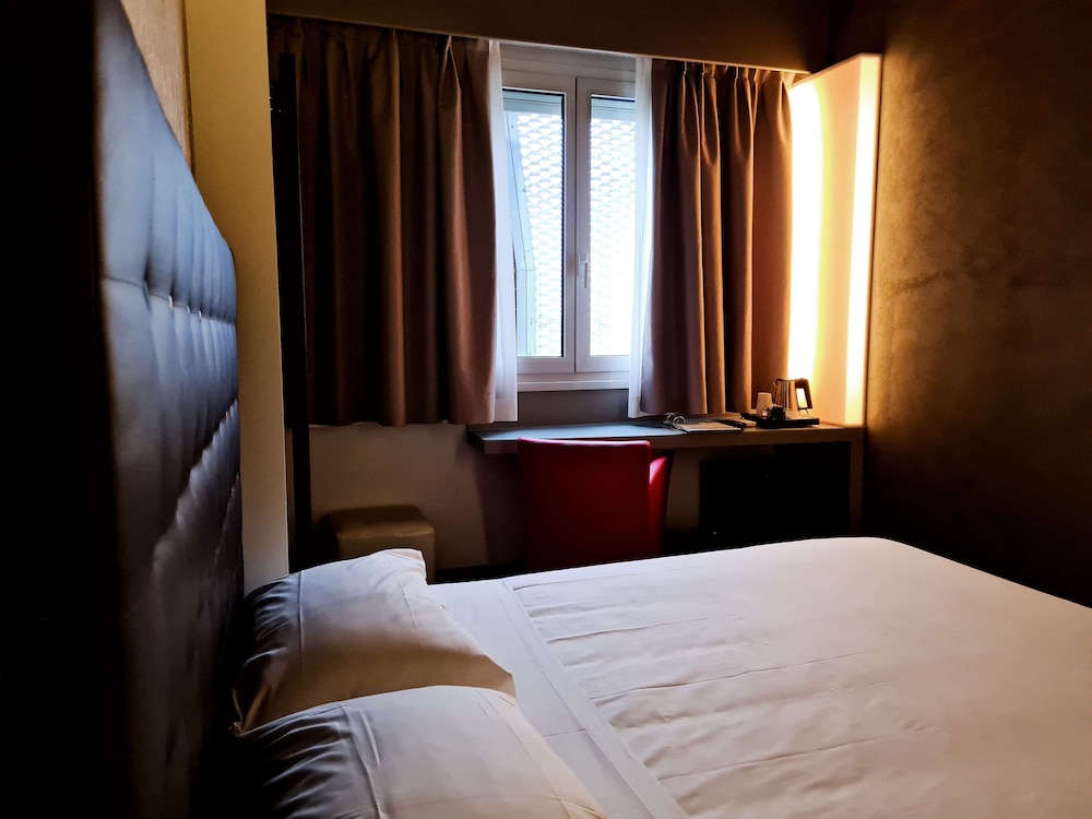Economy Room, 1 Double Bed, Non Smoking (Small Room) - Photo 1