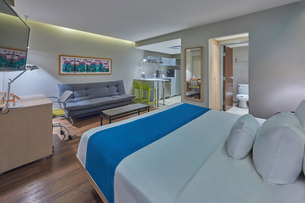 Suite, 1 King Bed - Photo 1