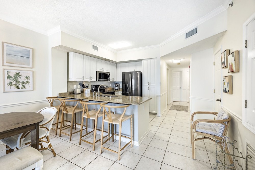 Signature Condo, 3 Bedrooms, Balcony, Beach View photo 2