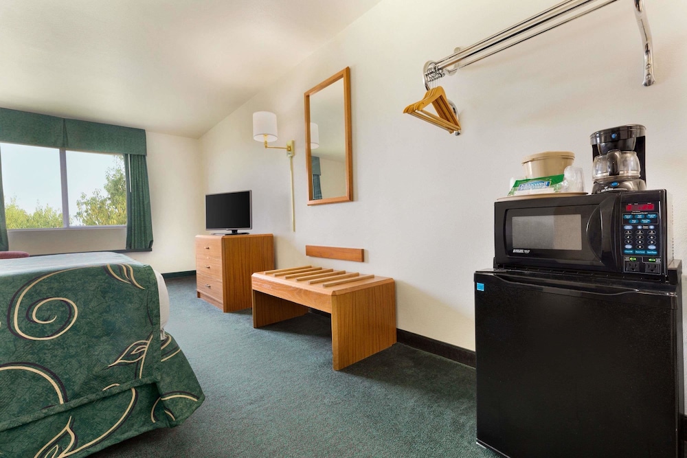 Room, 1 King Bed, Non Smoking - Photo 2
