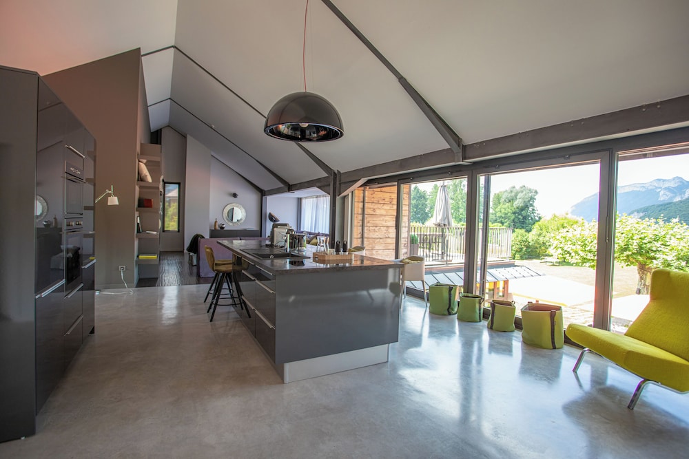 Luxury Loft, Lake View