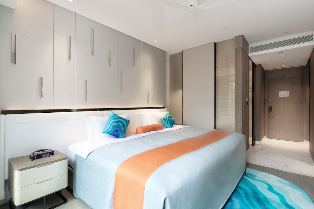 Basic Room, 1 King Bed, Smoking photo 2