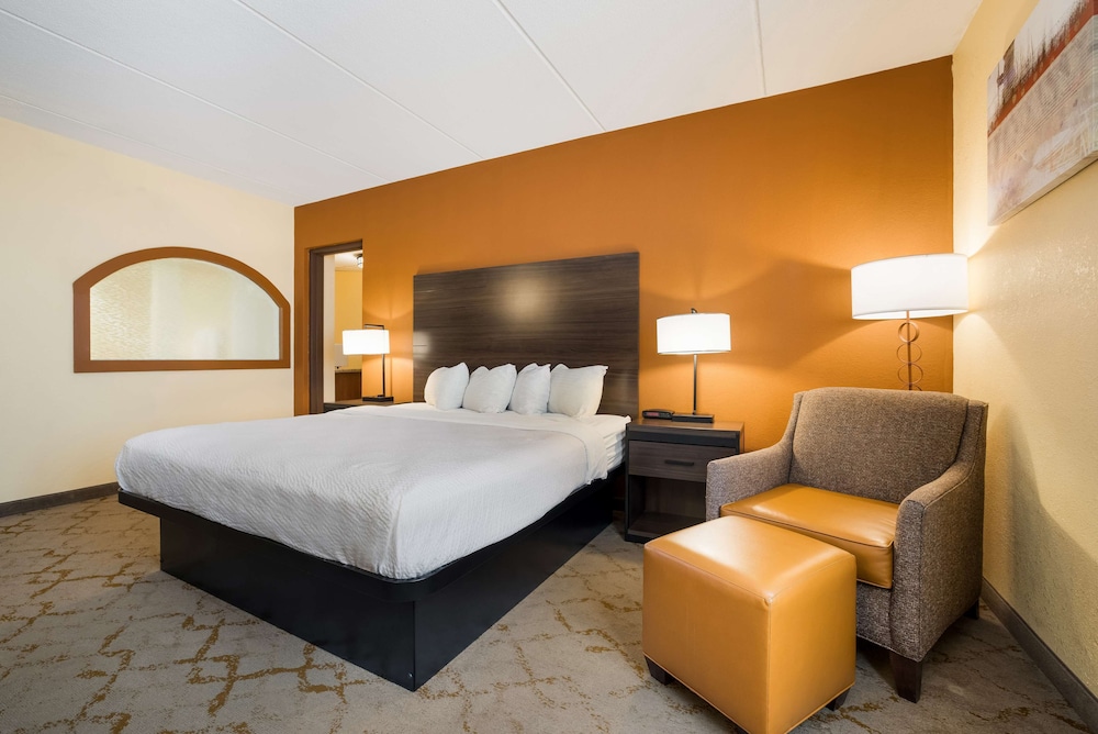 Suite, 1 King Bed, Non Smoking, Jetted Tub - Photo 2