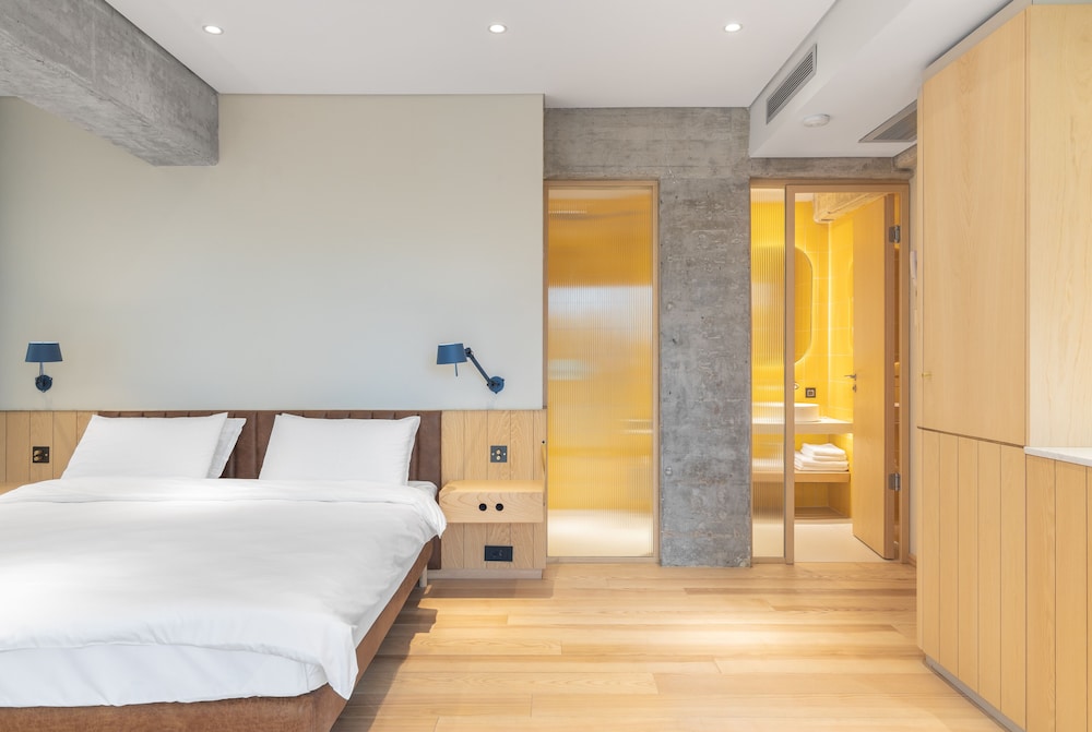 Superior Studio, 1 King Bed, Balcony - Photo 1