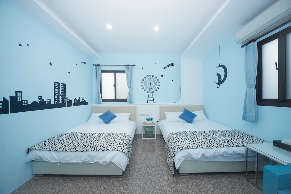 Classic Quadruple Room, 2 Queen Beds, Non Smoking photo 1