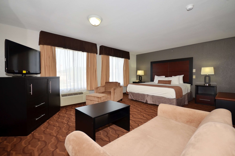 Suite, 1 King Bed, Non Smoking, Refrigerator & Microwave - Photo 2