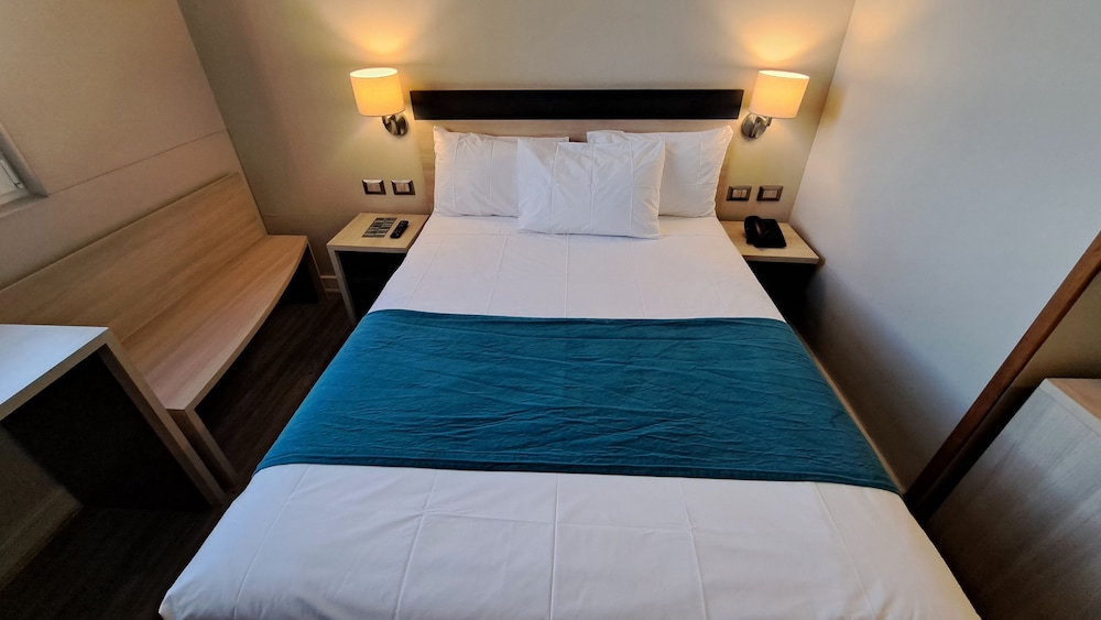 Standard Room, 1 Queen Bed, Private Bathroom photo 3